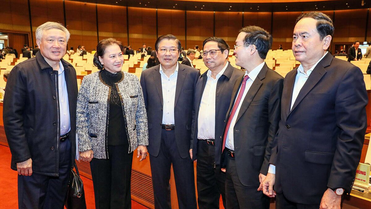 Hội nghị có sự tham gia của Ủy viên Bộ Chính trị, Thủ tướng Chính phủ Phạm Minh Chính; các nguyên Ủy viên Bộ Chính trị, nguyên Chủ tịch Quốc hội: Nguyễn Sinh Hùng, Nguyễn Thị Kim Ngân; Ủy viên Bộ Chính trị, Thường trực Ban Bí thư Võ Văn Thưởng; các Ủy viên Bộ Chính trị, Ủy viên Ban Bí thư, Ủy viên Ban Chấp hành Trung ương Đảng; các đồng chí cán bộ chủ chốt các cấp ủy Đảng, chính quyền, Mặt trận Tổ quốc Việt Nam, các ban, bộ, ngành, tổ chức chính trị - xã hội trong toàn hệ thống chính trị. Ảnh - Quang Khánh/Đại biểu Nhân dân