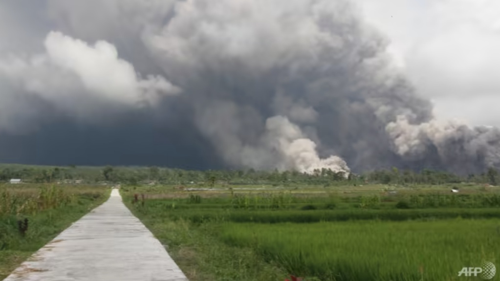 &ldquo;Tro bụi n&uacute;i lửa c&oacute; thể bao tr&ugrave;m khu vực rộng nơi c&oacute; nhiều d&acirc;n cư&rdquo;, &ocirc;ng Gunawan n&oacute;i. N&uacute;i lửa Semeru l&agrave; ngọn n&uacute;i cao nhất tr&ecirc;n đảo Java. Đợt phun tr&agrave;o năm ngo&aacute;i của ngọn n&uacute;i khiến hơn 50 người thiệt mạng, h&agrave;ng ngh&igrave;n người phải sơ t&aacute;n. Ảnh - AFP