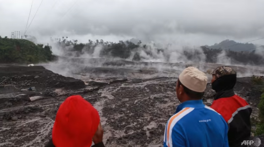 Bộ Giao th&ocirc;ng Vận tải Indonesia cho biết vụ phun n&uacute;i lửa kh&ocirc;ng g&acirc;y ảnh hưởng tới hoạt động h&agrave;ng kh&ocirc;ng nhưng đ&atilde; ph&aacute;t cảnh b&aacute;o tới 2 s&acirc;n bay trong khu vực. Ảnh - AFP
