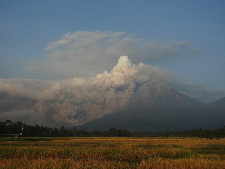 N&uacute;i lửa Semeru tại tỉnh Đ&ocirc;ng Java, Indonesia bắt đầu phun tr&agrave;o từ 2h46 ng&agrave;y 4/12. Cơ quan Kh&iacute; tượng học Nhật Bản cho biết n&uacute;i lửa phun tro bụi cao tới 15km đồng thời cảnh b&aacute;o khả năng c&oacute; thể xảy ra s&oacute;ng thần. Tuy nhi&ecirc;n, sau đ&oacute;, cơ quan n&agrave;y đ&atilde; r&uacute;t lại cảnh b&aacute;o. Ảnh - Reuters