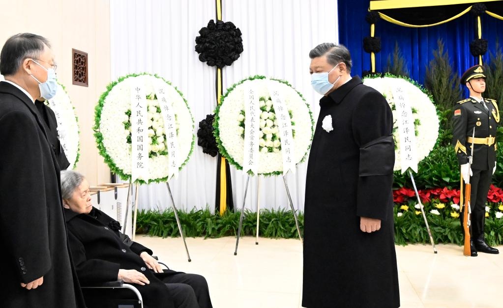 Theo T&acirc;n Hoa X&atilde;, &ocirc;ng Tập c&ugrave;ng c&aacute;c l&atilde;nh đạo cấp cao của Trung Quốc đ&atilde; d&agrave;nh ph&uacute;t mặc niệm v&agrave; c&uacute;i đầu 3 lần trước linh cữu &ocirc;ng Giang Trạch D&acirc;n v&agrave; gửi lời chia buồn tới phu nh&acirc;n, gia quyến của nguy&ecirc;n Chủ tịch Trung Quốc. Ảnh - Xinhua