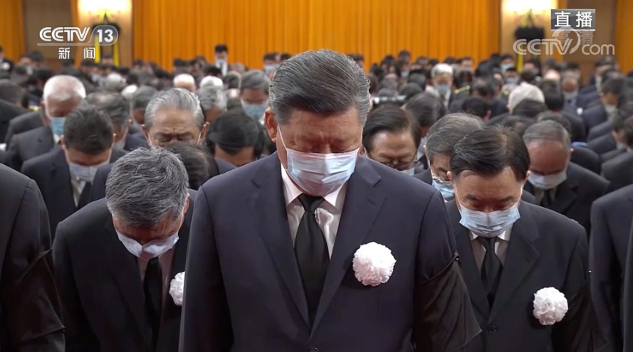 Chủ tịch Trung Quốc Tập Cận B&igrave;nh c&ugrave;ng nhiều l&atilde;nh đạo cấp cao của đảng, nh&agrave; nước Trung Quốc tham dự lễ truy điệu nguy&ecirc;n Chủ tịch Trung Quốc Giang Trạch D&acirc;n tổ chức tại Đại lễ đường Nh&acirc;n d&acirc;n ở thủ đ&ocirc; Bắc Kinh s&aacute;ng 6/12. V&agrave;o đầu buổi lễ, Chủ tịch Tập Cận B&igrave;nh c&ugrave;ng c&aacute;c l&atilde;nh đạo Trung Quốc d&agrave;nh 3 ph&uacute;t mặc niệm tưởng nhớ &ocirc;ng Giang Trạch D&acirc;n. Ảnh - CCTV