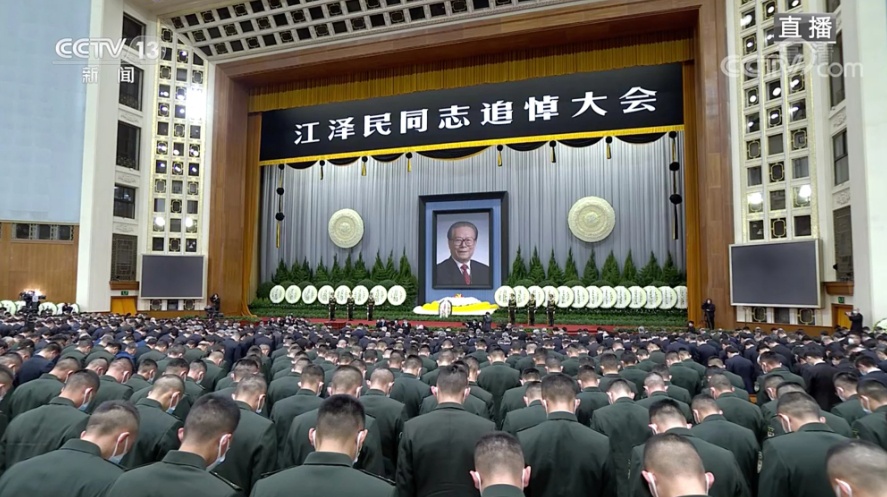 Theo b&aacute;o Bưu điện Hoa Nam (SCMP), Bắc Kinh đ&atilde; y&ecirc;u cầu tất cả văn ph&ograve;ng quận ở c&aacute;c th&agrave;nh phố tr&ecirc;n cả nước, cơ quan c&ocirc;ng quyền tổ chức cho nh&acirc;n vi&ecirc;n, người d&acirc;n theo d&otilde;i lễ truy điệu &ocirc;ng Giang Trạch D&acirc;n được truyền h&igrave;nh trực tiếp. Ảnh - CCTV