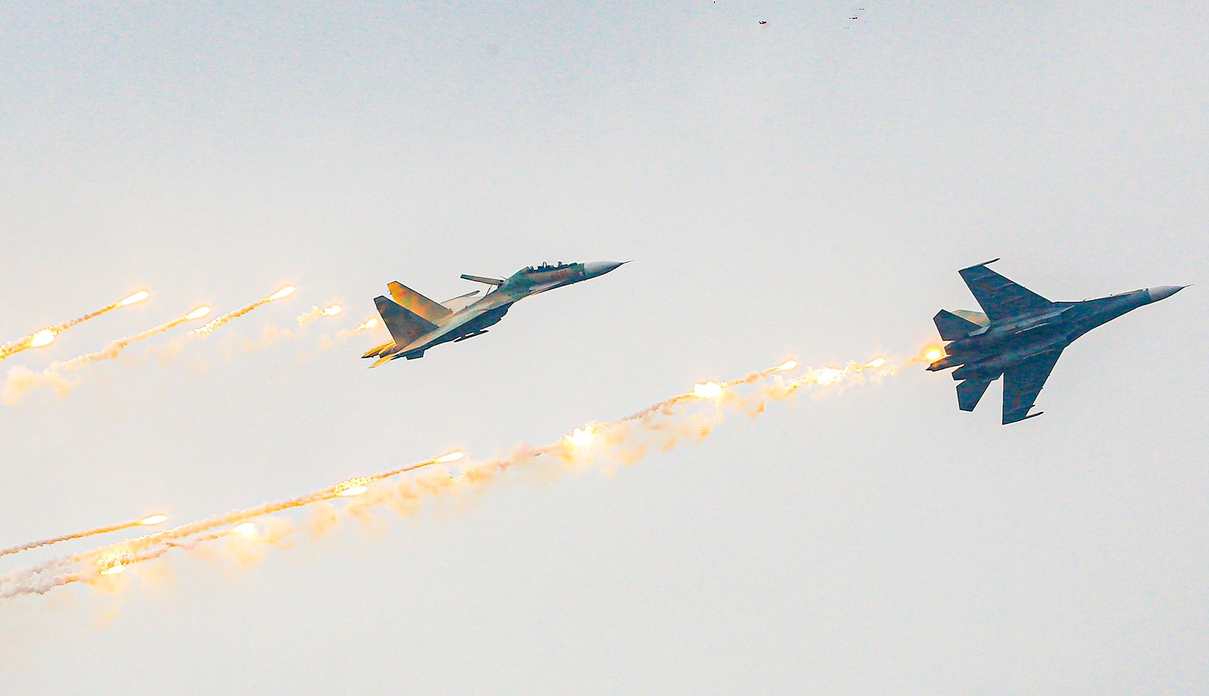 Các tiêm kích vừa thả mồi bẫy nhiệt vừa tách sang 2 bên.