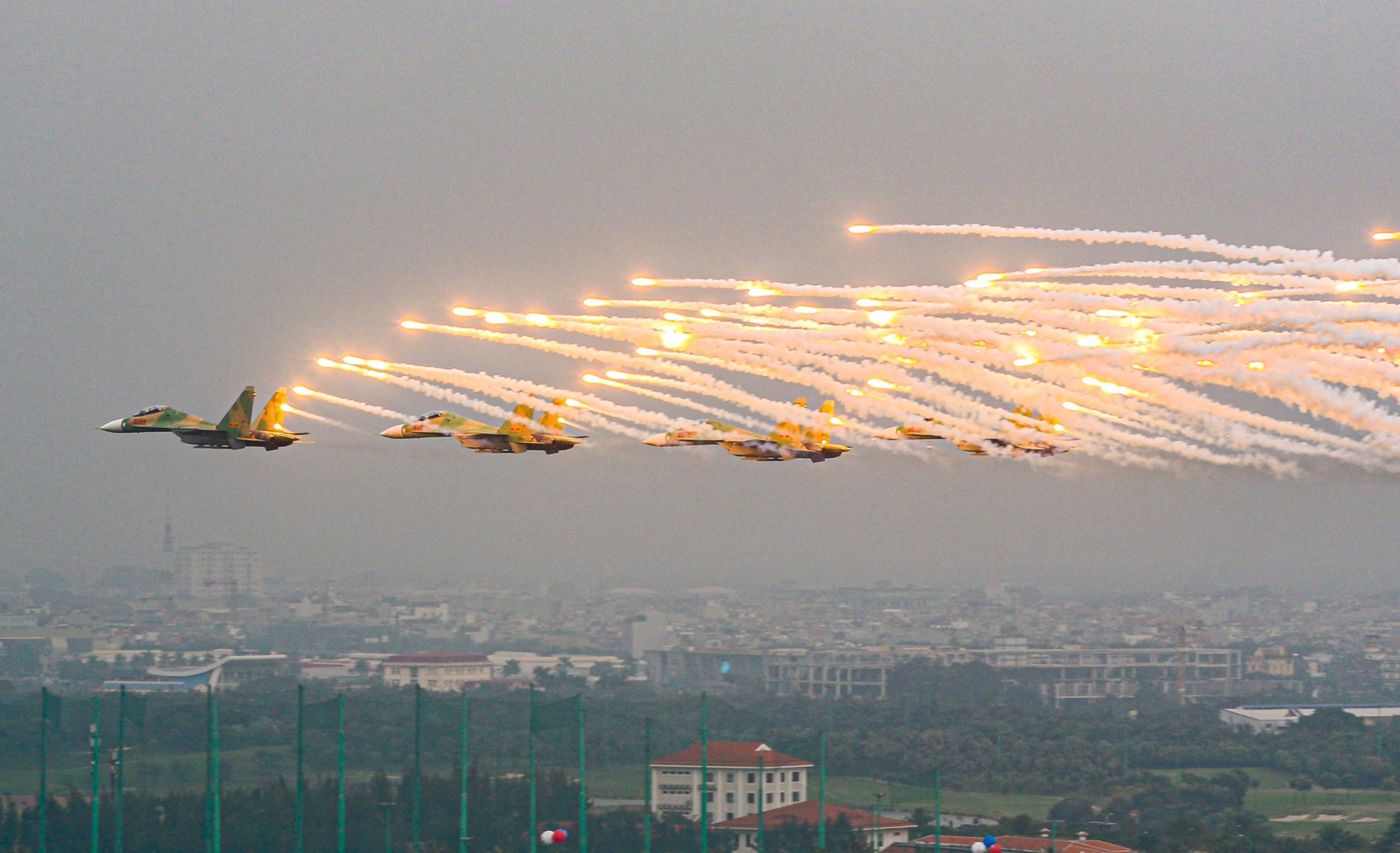 Các phi đội Su-30MK2 của Quân chủng Phòng không - Không quân trình diễn màn thả bẫy mồi nhiệt.