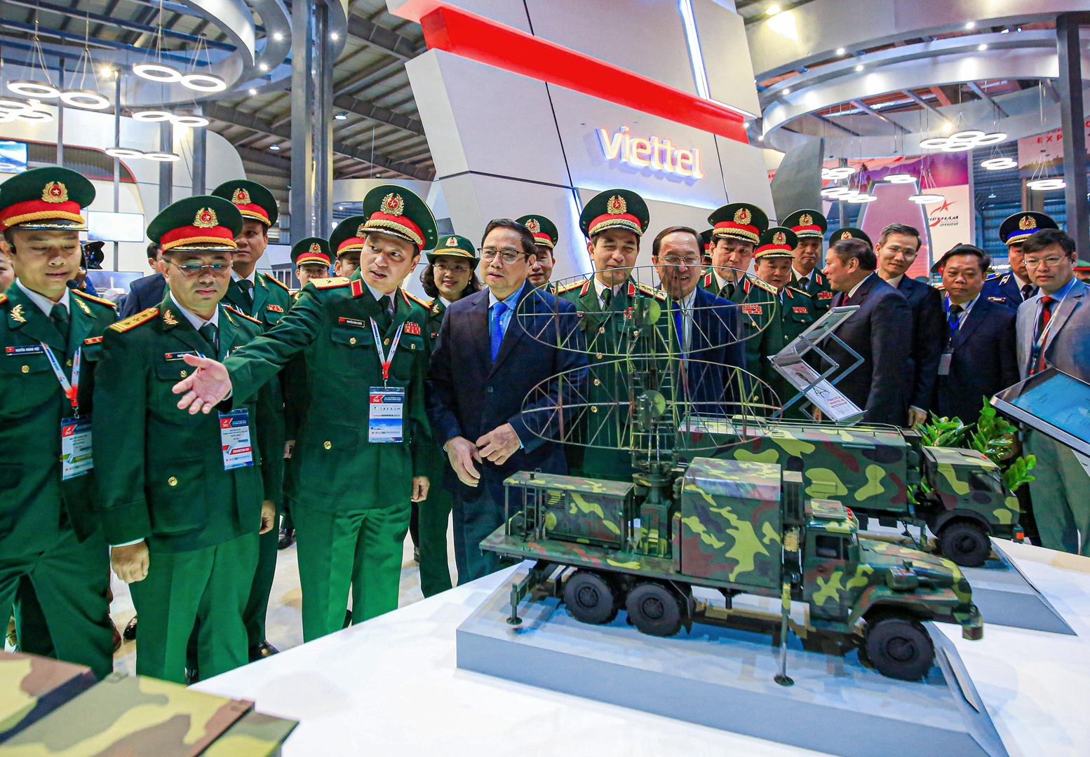 Sáng 8/12, tại sân bay Gia Lâm (Hà Nội) đã diễn ra lễ khai mạc triển lãm Quốc phòng quốc tế Việt Nam 2022 với sự tham gia của 30 quốc gia trên thế giới (Trong ảnh: Thủ tướng Phạm Minh Chính đến dự và tham quan triển lãm).