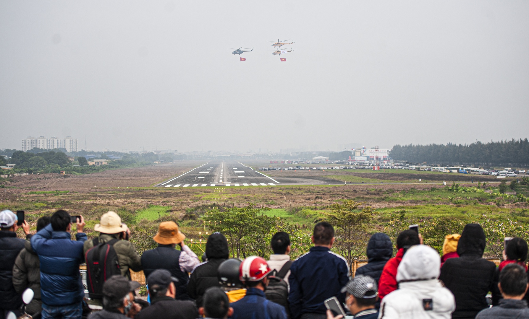 Rất đông người dân đã có mặt từ sớm để chứng kiến màn biểu diễn của những chiếc máy.