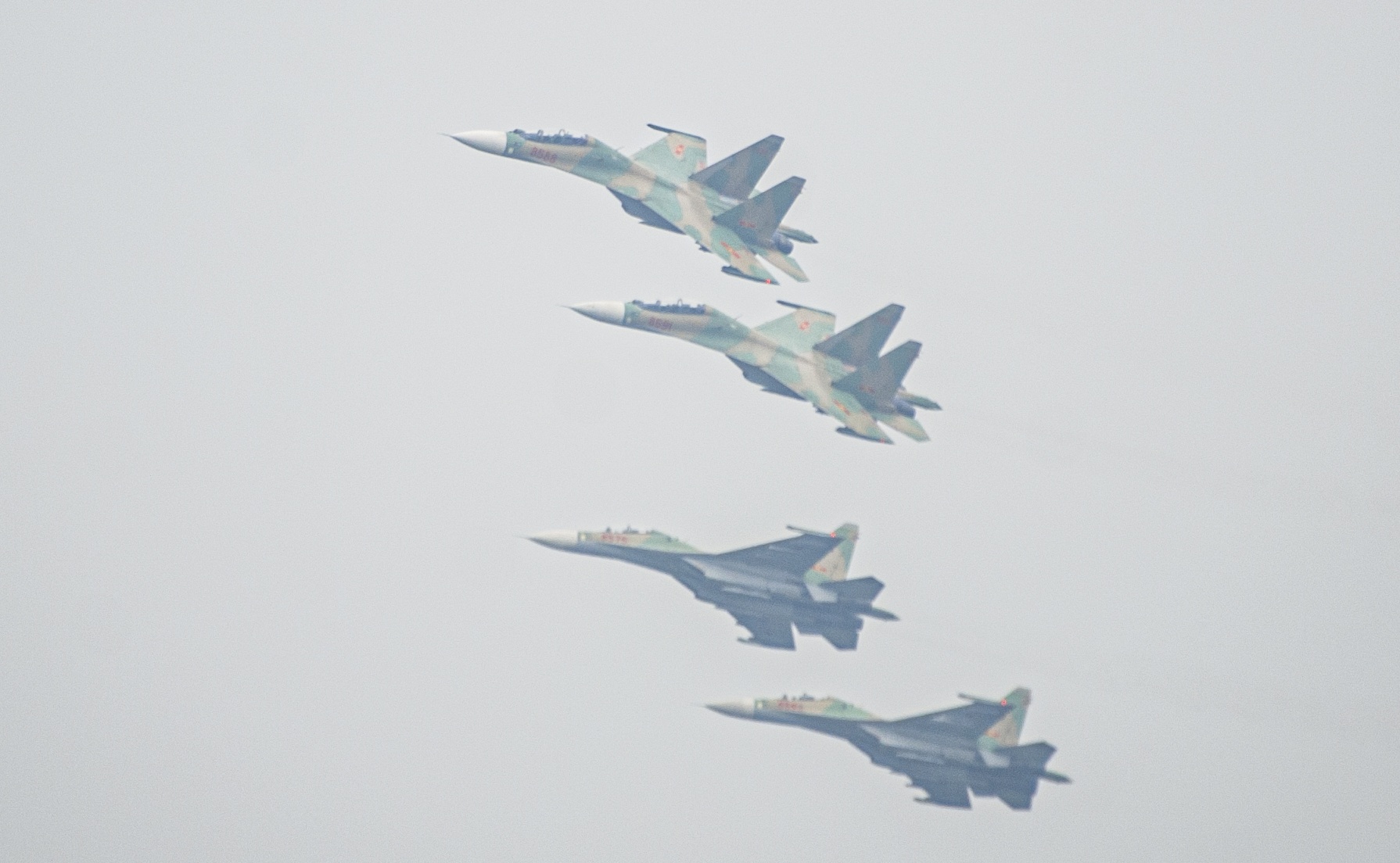 Một trong những nội dung được đánh giá ấn tượng và mong chờ nhất tại triển lãm là màn biểu diễn của dàn máy bay chiến đấu Su-30MK2.