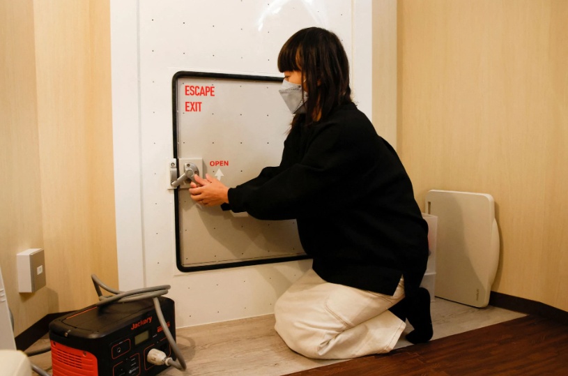 C&ocirc;ng ty Nao Engineering đ&atilde; b&aacute;n ph&ograve;ng tr&uacute; ẩn c&oacute; t&ecirc;n Crisis-1 tại Nhật Bản từ th&aacute;ng 12/2021.
Nao Engineering ghi nhận số lượng đơn đặt h&agrave;ng tăng mạnh sau khi chiến sự nổ ra tại Ukraine v&agrave;o th&aacute;ng 2. Ngo&agrave;i ra, theo h&atilde;ng tin Reuters, mối đe dọa lớn nhất với quần đảo Nhật Bản trong năm nay l&agrave; việc Triều Ti&ecirc;n li&ecirc;n tiếp ph&oacute;ng h&agrave;ng chục t&ecirc;n lửa v&agrave; được cho l&agrave; chuẩn bị thực hiện vụ thử hạt nh&acirc;n đầu ti&ecirc;n kể từ năm 2017. Ảnh - Reuters