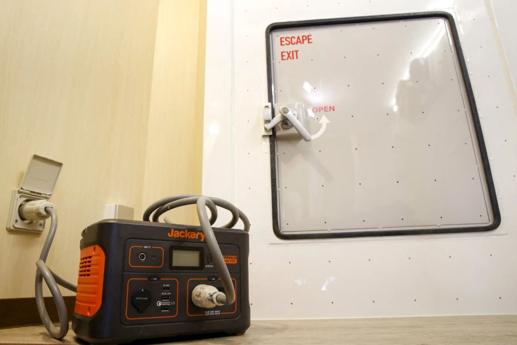 Mỗi ph&ograve;ng tr&aacute;nh bom c&oacute; gi&aacute; 6 triệu yen (44.000 USD) chưa kể chi ph&iacute; lắp đặt. Ảnh - Reuters