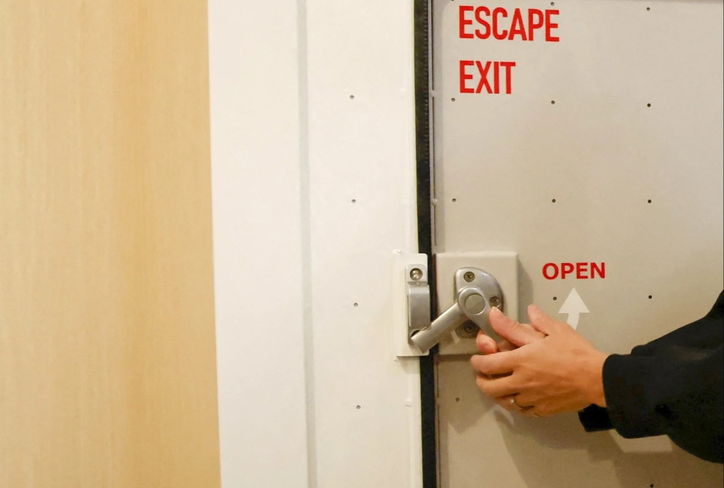 &Ocirc;ng Yoshimitsu Koyano, Gi&aacute;m đốc điều h&agrave;nh c&ocirc;ng ty Nao Engineering, cho biết c&ocirc;ng ty đ&atilde; nhận được đơn đặt h&agrave;ng 9 ph&ograve;ng tr&aacute;nh bom từ c&aacute;c c&aacute; nh&acirc;n, cơ quan. Ảnh - Reuters