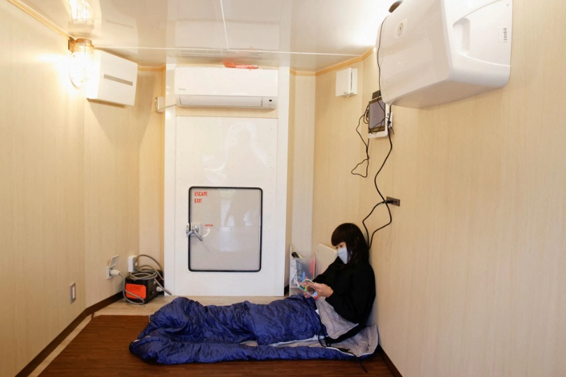 Ph&ograve;ng tr&aacute;nh bom của c&ocirc;ng ty Nao Engineering c&oacute; k&iacute;ch thước tương đương một ph&ograve;ng chứa đồ, được l&agrave;m ho&agrave;n to&agrave;n từ sắt, th&eacute;p v&agrave; lắp hệ thống lọc kh&iacute; do Israel sản xuất để ngăn ngừa kh&iacute; độc, bức xạ. Yếu điểm l&agrave; ph&ograve;ng tr&aacute;nh bom kh&ocirc;ng đủ sức chống chịu trước vụ tấn c&ocirc;ng trực tiếp của t&ecirc;n lửa hoặc vụ nổ hạt nh&acirc;n cũng như kh&aacute; cồng kềnh với trọng lượng l&ecirc;n tới 3 tấn, kh&ocirc;ng thể lắp đặt ở đa số ng&ocirc;i nh&agrave;, s&acirc;n vườn tại Nhật Bản. Ảnh - Reuters