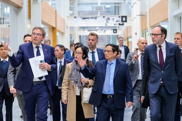 Năm 2023 đ&aacute;nh dấu 50 năm quan hệ ngoại giao giữa Việt Nam v&agrave; H&agrave; Lan. &Ocirc;ng Martijn van Gruijthuijsen khẳng định, Việt Nam l&agrave; một trong những quốc gia được H&agrave; Lan quan t&acirc;m nhất, v&igrave; Việt Nam l&agrave; một trong những nền kinh tế ph&aacute;t triển nhanh nhất ở Đ&ocirc;ng Nam &Aacute; v&agrave; hai b&ecirc;n c&ugrave;ng c&oacute; nhiều lĩnh vực c&oacute; thể hợp t&aacute;c th&agrave;nh c&ocirc;ng.
&Ocirc;ng Martijn van Gruijthuijsen nhắc lại, cuối th&aacute;ng 11 vừa qua, Bộ trưởng phụ tr&aacute;ch Ngoại thương v&agrave; Hợp t&aacute;c ph&aacute;t triển H&agrave; Lan, b&agrave; Liesje Schreinemacher, đ&atilde; đến dự Diễn đ&agrave;n v&agrave; Triển l&atilde;m Kinh tế xanh tại TPHCM. Tại đ&oacute;, H&agrave; Lan nhất tr&iacute; hợp t&aacute;c với Việt Nam hướng tới nền kinh tế xanh, đặc biệt l&agrave; th&iacute;ch ứng với biến đổi kh&iacute; hậu, bảo vệ m&ocirc;i trường, n&ocirc;ng nghiệp bền vững, logistics v&agrave; năng lượng t&aacute;i tạo. Ảnh: VGP