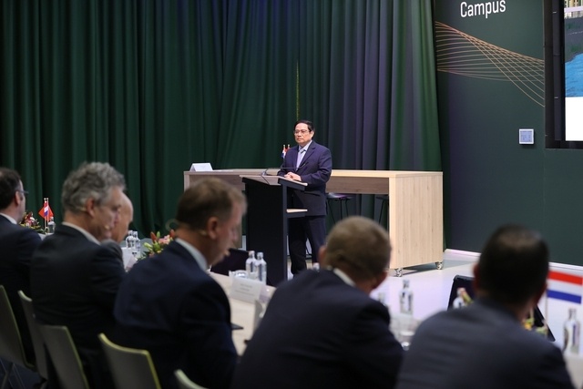 "Vấn đề cuối c&ugrave;ng, c&oacute; &yacute; nghĩa quyết định l&agrave; vấn đề con người, do đ&oacute;, hợp t&aacute;c giữa hai b&ecirc;n phải c&oacute; nội dung đ&agrave;o tạo nh&acirc;n lực chất lượng cao cho Brainport n&agrave;y", Thủ tướng n&oacute;i. 
Thủ tướng hy vọng sau chuyến thăm n&agrave;y, hai b&ecirc;n sẽ đưa mối quan hệ l&ecirc;n tầm cao mới, bao tr&ugrave;m, bền vững, xuy&ecirc;n suốt hơn, trong đ&oacute; c&oacute; quan hệ giữa BIC với c&aacute;c đối t&aacute;c ph&iacute;a Việt Nam. 
"Như huấn luyện vi&ecirc;n đội tuyển b&oacute;ng đ&aacute; quốc gia H&agrave; Lan Louis van Gaal đ&atilde; n&oacute;i: Ch&uacute;ng ta c&oacute; thể đi đến hồi kết, nhưng ch&uacute;ng ta đi đến hồi kết để bắt đầu chứ kh&ocirc;ng phải để kết th&uacute;c", Thủ tướng ph&aacute;t biểu. Ảnh: VGP