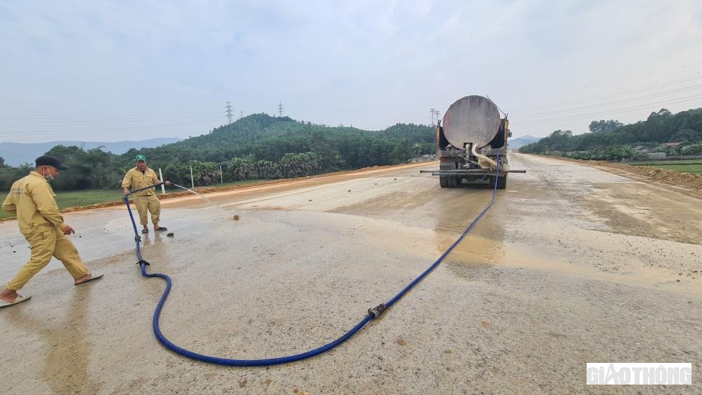 C&ocirc;ng t&aacute;c gi&aacute;m s&aacute;t chất lượng thi c&ocirc;ng lu&ocirc;n được quan t&acirc;m. (Trong ảnh, lớp base được c&aacute;c kỹ sư, c&ocirc;ng nh&acirc;n của Tập đo&agrave;n Sơn Hải xịt rửa sạch b&oacute;ng).