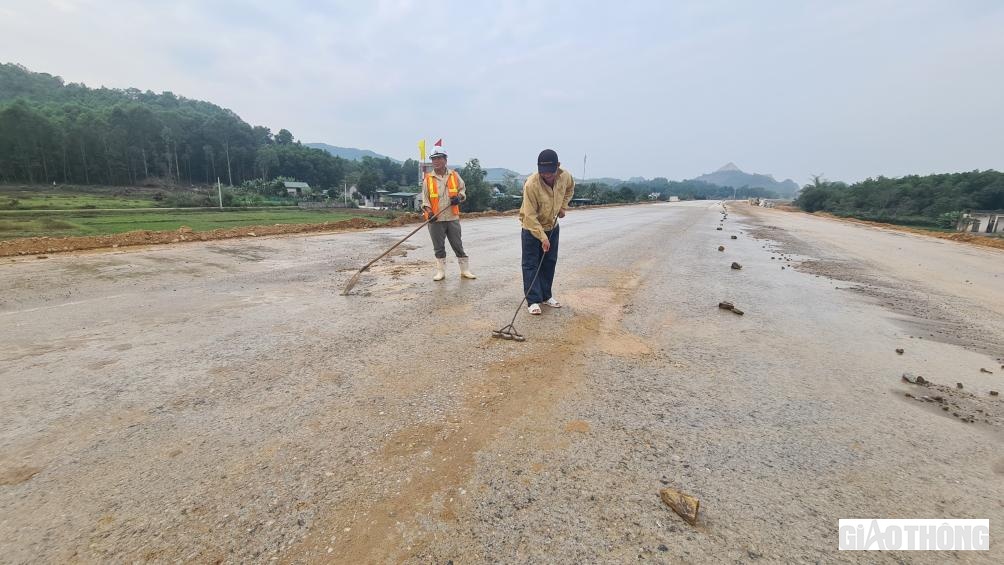 Những cục đất b&aacute;m bặt base do phương tiện di chuyển được cọ rửa sạch sẽ.