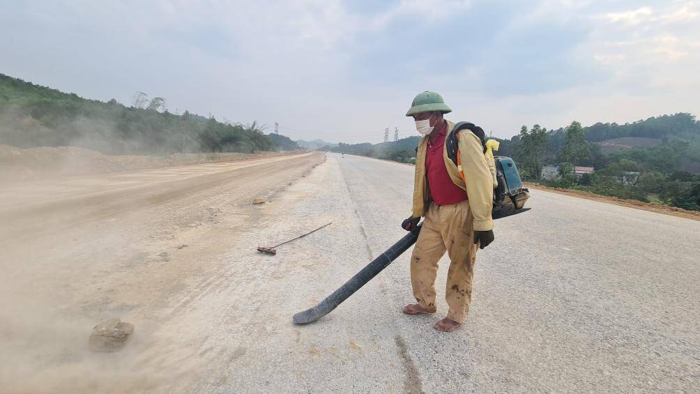 Sau khi để kh&ocirc; r&aacute;o, tiếp tục được thổi bụi 1 lần nữa rồi mới tưới nhựa d&iacute;nh b&aacute;m v&agrave; tiến h&agrave;nh thảm b&ecirc; t&ocirc;ng nhựa lớp dưới.