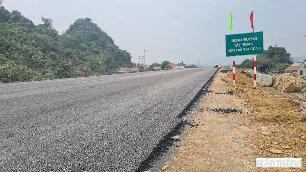C&ocirc;ng nh&acirc;n Cao Xu&acirc;n Ph&uacute;, đ&atilde; c&oacute; hơn 10 năm l&agrave;m cho Tập đo&agrave;n Sơn Hải, n&oacute;i một c&aacute;ch đơn giản: "Ở đ&acirc;u &ocirc;ng Hải (Chủ tịch HĐQT), cũng bắt phải l&agrave;m như vậy cả".