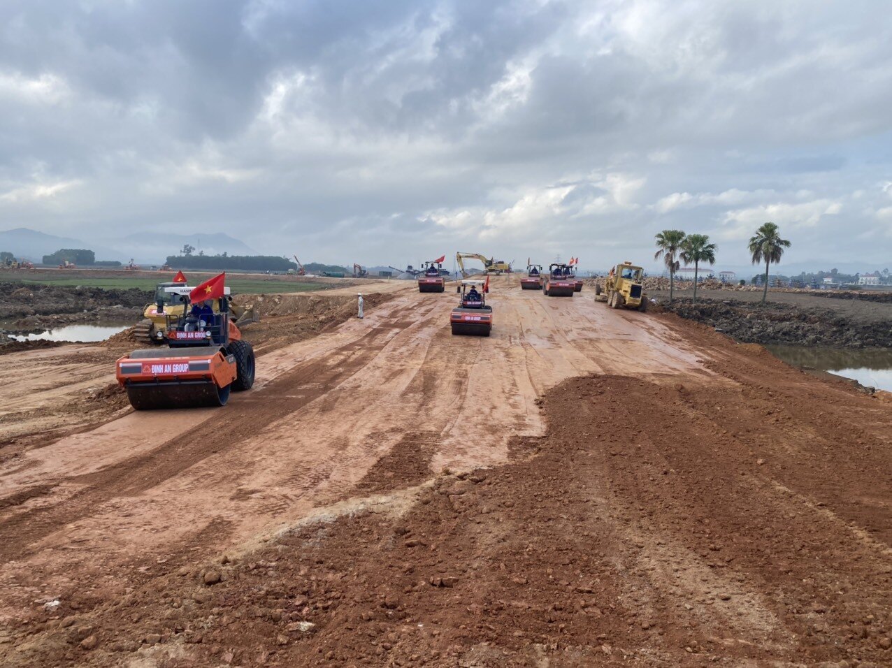 Theo &ocirc;ng Hoạt, một g&oacute;i thầu kh&aacute;c l&agrave; XL04 cầu Mỹ Thuận 2 cũng đang được Tập đo&agrave;n Định An tập trung thi c&ocirc;ng để ho&agrave;n th&agrave;nh v&agrave;o cuối năm 2022. Ngo&agrave;i ra, Tập đo&agrave;n Định An cũng đang thi c&ocirc;ng đảm bảo tiến độ tại g&oacute;i thầu XL02 cao tốc QL45 - Nghi Sơn để ho&agrave;n th&agrave;nh v&agrave;o th&aacute;ng 8/2023 theo hợp đồng đ&atilde; k&yacute; với chủ đầu tư.