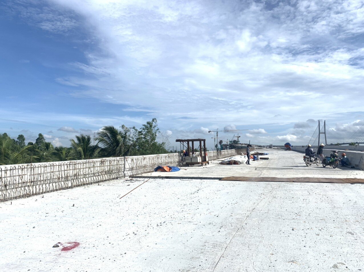 Đối với phần đường dẫn hai đầu cầu, nh&agrave; thầu Định An cũng đ&atilde; ho&agrave;n th&agrave;nh thi c&ocirc;ng lớp K98, đang tiến h&agrave;nh thi c&ocirc;ng lớp base. &ldquo;Tất cả phần việc do Tập đo&agrave;n Định An thi c&ocirc;ng sẽ đảm bảo ho&agrave;n th&agrave;nh trong th&aacute;ng 12/2022, đ&uacute;ng tiến độ y&ecirc;u cầu của hợp đồng đ&atilde; k&yacute; với chủ đầu tư&rdquo;, &ocirc;ng Th&agrave;nh khẳng định.