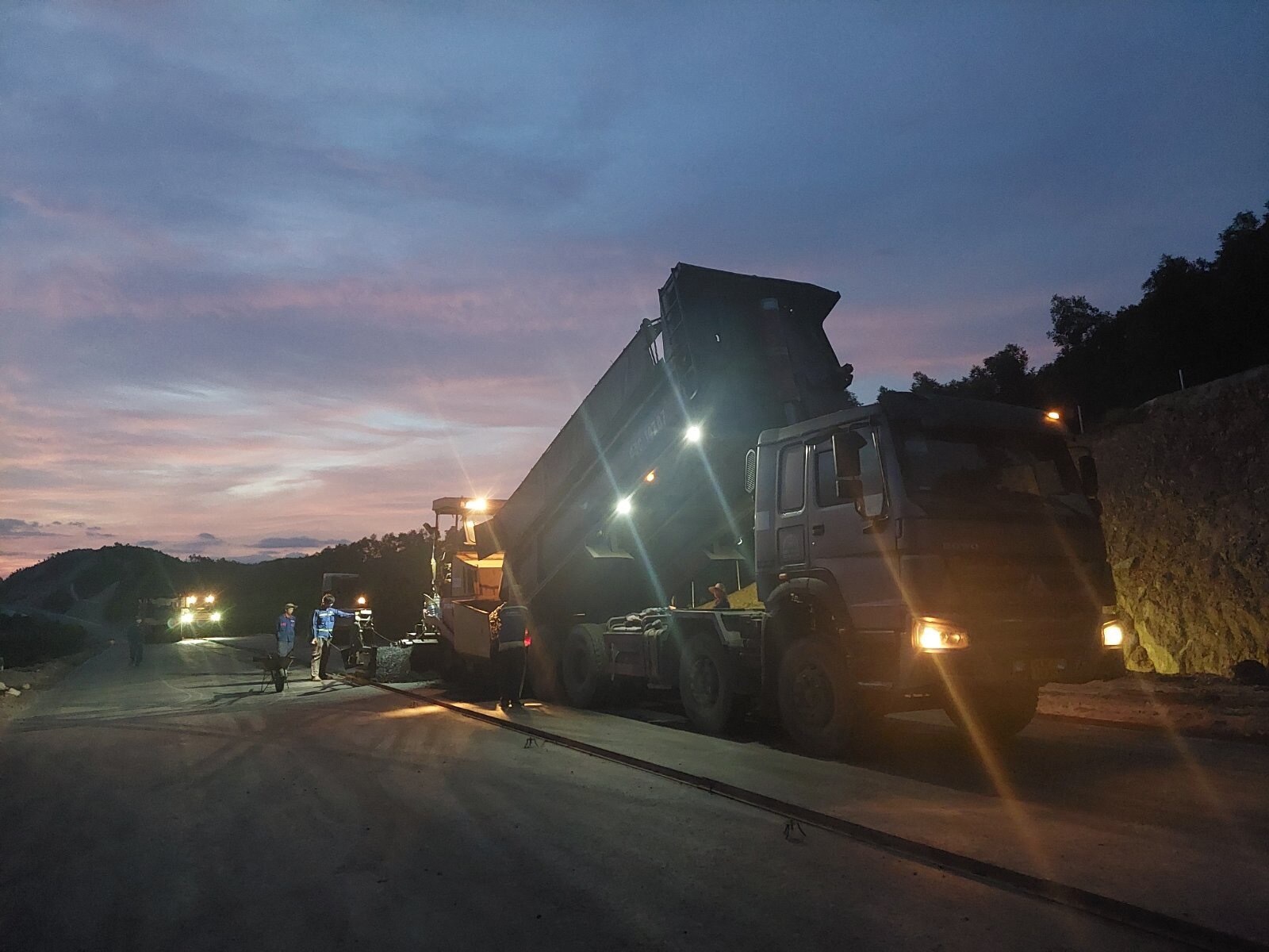 Theo chỉ đạo của Thủ tướng Ch&iacute;nh phủ v&agrave; Bộ trưởng Bộ GTVT, hai dự &aacute;n th&agrave;nh phần cao tốc Cam Lộ - La Sơn v&agrave; Mai Sơn - QL45 sẽ ho&agrave;n th&agrave;nh, th&ocirc;ng xe kỹ thuật v&agrave;o ng&agrave;y 31/12/2022. Trong ảnh: Thi c&ocirc;ng 3 ca li&ecirc;n tục kh&ocirc;ng quản ng&agrave;y đ&ecirc;m thảm b&ecirc; t&ocirc;ng nhựa tại g&oacute;i thầu XL11 cao tốc Mai Sơn - QL45.