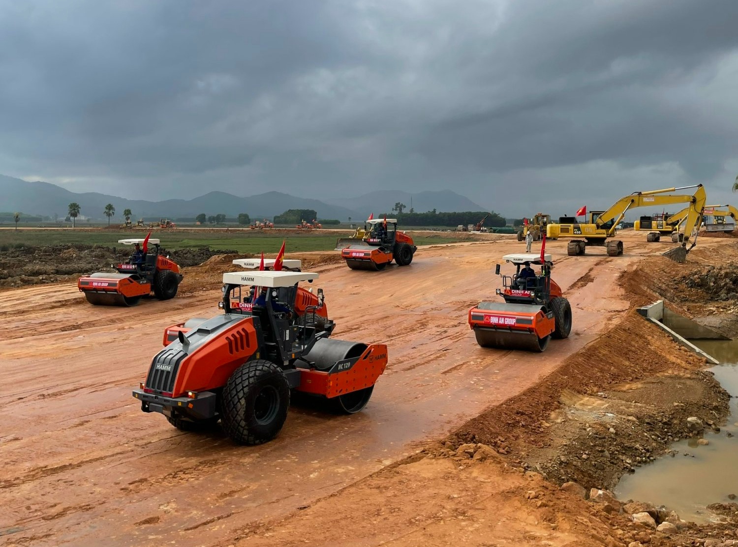 Tiến độ kh&ocirc;ng gấp r&uacute;t thời gian như c&aacute;c dự &aacute;n tr&ecirc;n, g&oacute;i thầu XL-02 cao tốc QL45 - Nghi Sơn c&oacute; tiến độ ho&agrave;n th&agrave;nh theo hợp đồng v&agrave;o th&aacute;ng 8/2023 cũng đang được c&aacute;c c&aacute;n bộ kỹ sư, c&ocirc;ng nh&acirc;n của Tập đo&agrave;n Định An dồn lực thi c&ocirc;ng. Theo &ocirc;ng Cao Văn H&oacute;a - Chỉ huy trưởng c&ocirc;ng trường (Tập đo&agrave;n Định An) cho biết, phần đường tr&ecirc;n tuyến đang được gấp r&uacute;t tổ chức thi c&ocirc;ng, những đoạn cần xử l&yacute; đất yếu đ&atilde; được nh&agrave; thầu đắp gia tải, dự kiến dỡ tải thi c&ocirc;ng trong th&aacute;ng 2 - th&aacute;ng 3/2023.