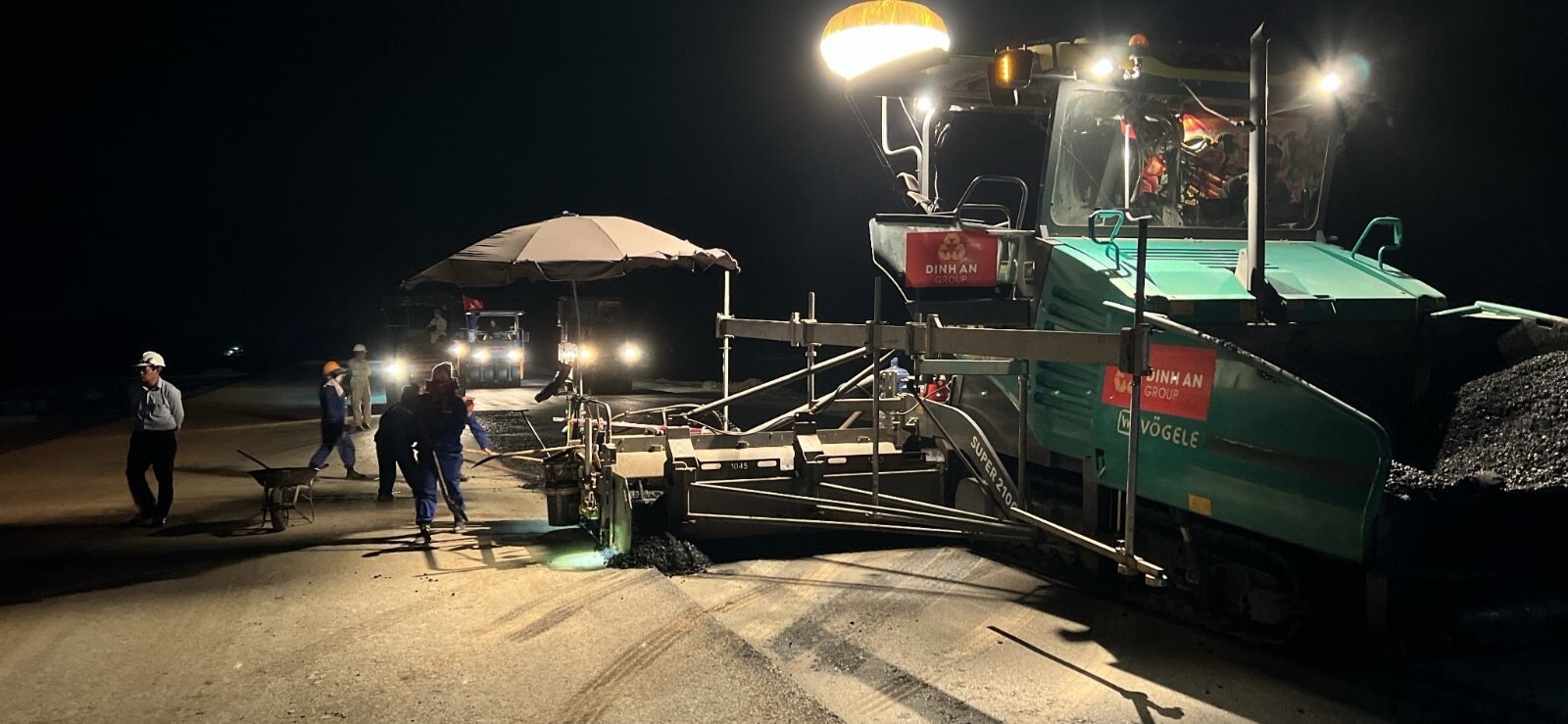 Đặc biệt, tại hai g&oacute;i thầu XL11 - cao tốc Mai Sơn - QL45 v&agrave; XL08 - cao tốc Cam Lộ - La Sơn, kh&ocirc;ng kh&iacute; thi c&ocirc;ng trong giai đoạn n&agrave;y c&agrave;ng khẩn trương hơn khi nh&agrave; thầu Định An tập trung cao độ nguồn lực t&agrave;i ch&iacute;nh, nh&acirc;n lực, m&aacute;y m&oacute;c, thiết bị để đẩy nhanh tiến độ. Trong ảnh: Thi c&ocirc;ng thảm b&ecirc; t&ocirc;ng nhựa trong đ&ecirc;m tại g&oacute;i thầu XL11 cao tốc Mai Sơn - QL45.