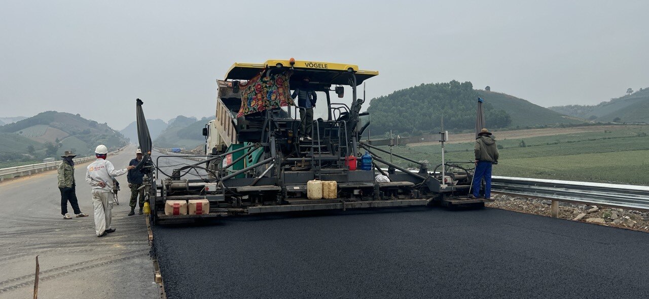 D&acirc;y chuyền m&aacute;y rải b&ecirc; t&ocirc;ng nhựa của Tập đo&agrave;n Định An đang thi c&ocirc;ng ở cao tốc Mai Sơn - QL45 được đ&aacute;nh gi&aacute; l&agrave; m&aacute;y rải b&ecirc; t&ocirc;ng nhựa hiện đại nhất ở Việt Nam hiện nay.  Đại diện Ban QLDA Thăng Long (chủ đầu tư) cho biết, tại g&oacute;i thầu XL11, Tập đo&agrave;n Định An đang c&oacute; tiến độ thi c&ocirc;ng tốt nhất trong 3 nh&agrave; thầu nằm trong li&ecirc;n danh. &ldquo;Ngo&agrave;i phần việc đảm nhiệm theo hợp đồng, Tập đo&agrave;n Định An c&ograve;n đang hỗ trợ thảm b&ecirc; t&ocirc;ng nhựa cho nh&agrave; thầu Tập đo&agrave;n Cường Thịnh Thi tại g&oacute;i thầu n&agrave;y để đảm bảo ho&agrave;n th&agrave;nh g&oacute;i thầu đ&uacute;ng tiến độ y&ecirc;u cầu&rdquo;, đại diện chủ đầu tư cao tốc Mai Sơn - QL45 đ&aacute;nh gi&aacute;.