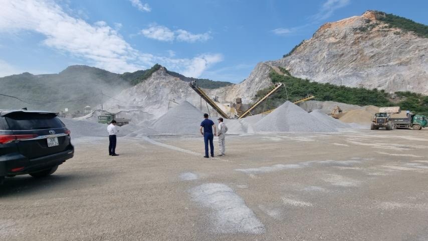 Trạm nghiền đ&aacute; được Tập đo&agrave;n Định An lắp đặt ngay ch&acirc;n c&ocirc;ng trường để phục vụ thi c&ocirc;ng thảm b&ecirc; t&ocirc;ng nhựa g&oacute;i thầu XL11 cao tốc Mai Sơn - QL45.