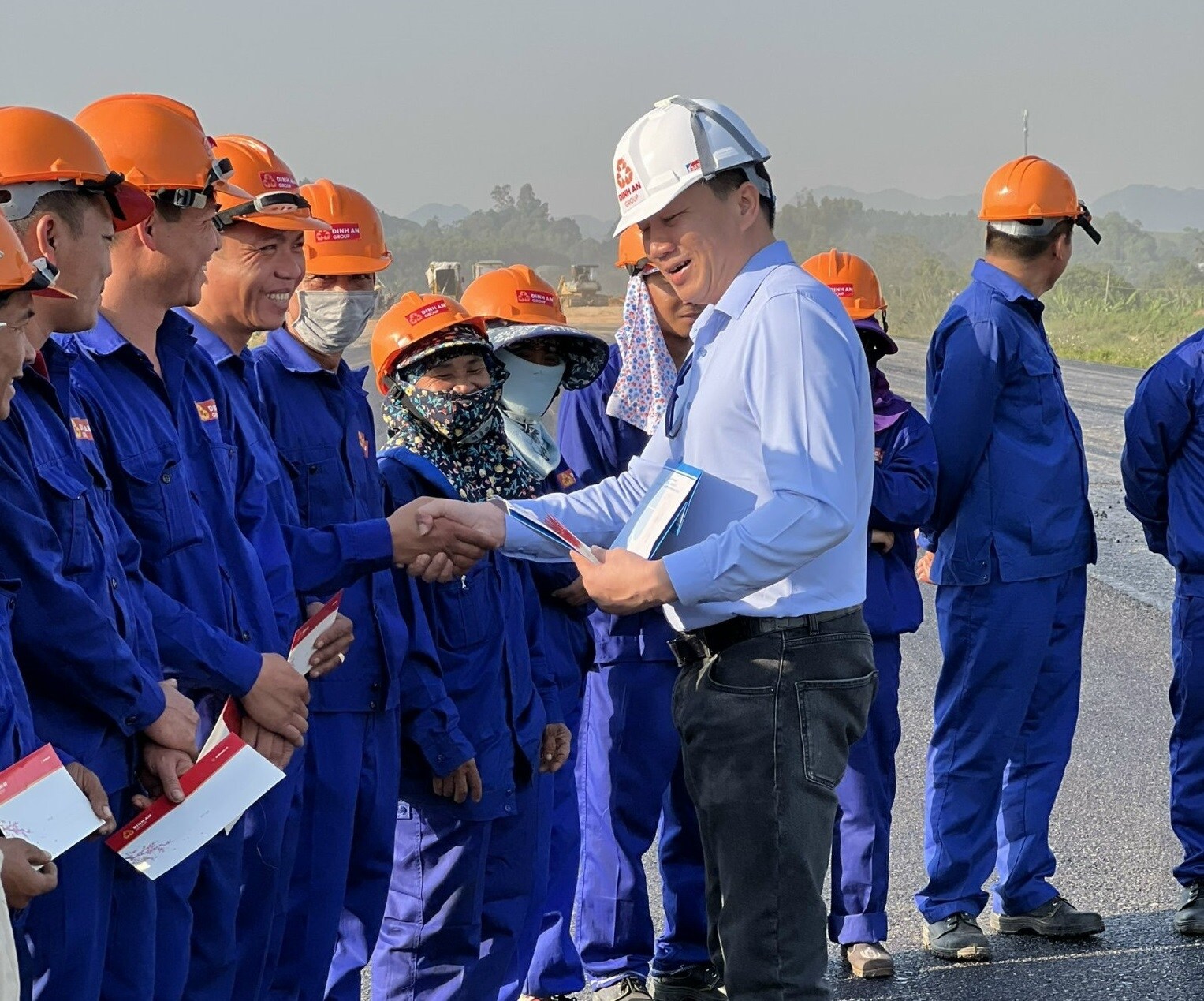 &Ocirc;ng Cao Đăng Hoạt - Chủ tịch HĐQT Tập đo&agrave;n Định An cho biết, kh&ocirc;ng chỉ ri&ecirc;ng nh&agrave; thầu Định An m&agrave; c&aacute;c nh&agrave; thầu kh&aacute;c đang tổ chức thi c&ocirc;ng tr&ecirc;n cao tốc Bắc - Nam đ&atilde; phải đối mặt với nhiều kh&oacute; khăn, th&aacute;ch thức trong qu&aacute; tr&igrave;nh triển khai như: Gi&aacute; c&aacute;c loại nguy&ecirc;n vật liệu phục vụ thi c&ocirc;ng (xăng dầu, sắt th&eacute;p, c&aacute;t,&hellip;) tăng phi m&atilde;, dịch bệnh Covid-19,&hellip; khiến nhiều nh&agrave; thầu c&agrave;ng l&agrave;m c&agrave;ng lỗ. Trong ảnh: &Ocirc;ng Cao Đăng Hoạt - Chủ tịch HĐQT Tập đo&agrave;n Định An thăm hỏi v&agrave; trao qu&agrave; động vi&ecirc;n c&ocirc;ng nh&acirc;n của nh&agrave; thầu đang thi c&ocirc;ng ở g&oacute;i thầu XL11 cao tốc Mai Sơn - QL45.