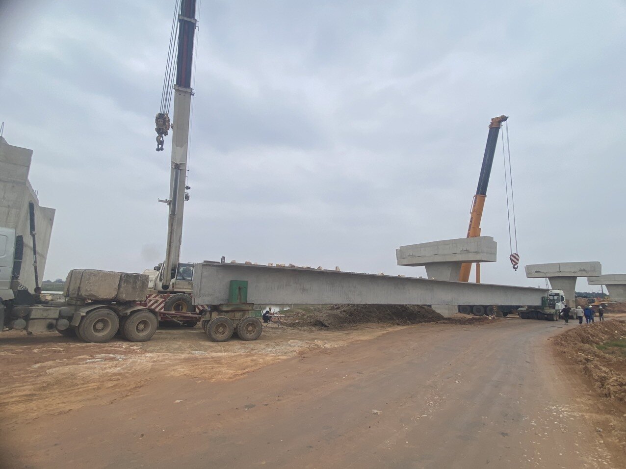 C&aacute;c đoạn tuyến kh&ocirc;ng phải xử l&yacute; đất yếu đang tổ chức thi c&ocirc;ng lớp K95, c&ograve;n lại một c&acirc;y cầu tr&ecirc;n tuyến do Định An đảm nhiệm cũng đ&atilde; g&aacute;c xong g&aacute;c dầm để thi c&ocirc;ng c&aacute;c hạng mục tiếp theo. &ldquo;Đến nay, sản lượng thi c&ocirc;ng của nh&agrave; thầu Định An tại g&oacute;i thầu đạt khoảng 50% gi&aacute; trị hợp đồng. Ch&uacute;ng t&ocirc;i cam kết sẽ đảm bảo ho&agrave;n th&agrave;nh phần việc tại g&oacute;i thầu XL02 - cao tốc QL45 - Nghi Sơn trước ng&agrave;y 10/8/2023 theo hợp đồng đ&atilde; k&yacute; với chủ đầu tư l&agrave; Ban QLDA2&rdquo;, &ocirc;ng H&oacute;a chia sẻ.