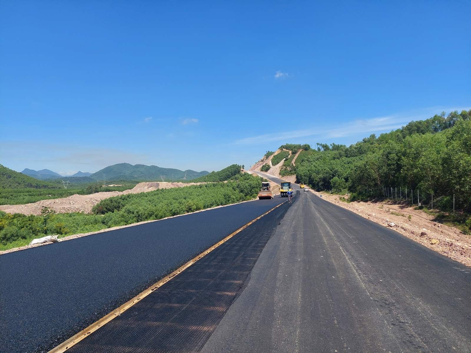 Th&ocirc;ng tin về t&igrave;nh h&igrave;nh thi c&ocirc;ng tại g&oacute;i thầu XL08 cao tốc Cam Lộ - La Sơn, &ocirc;ng Ho&agrave;ng Quang T&acirc;m, Chỉ huy trưởng c&ocirc;ng trường (nh&agrave; thầu Định An) cho biết, phần việc của nh&agrave; thầu Định An đến nay đ&atilde; thi c&ocirc;ng ho&agrave;n th&agrave;nh 98% khối lượng theo hợp đồng, ri&ecirc;ng hạng mục thảm b&ecirc; t&ocirc;ng nhựa đ&atilde; ho&agrave;n th&agrave;nh 100%. &ldquo;Hiện nay, ch&uacute;ng t&ocirc;i đang tập trung thi c&ocirc;ng c&aacute;c hạng mục phụ trợ như sơn kẻ vạch, hộ lan,&hellip; đảm bảo ho&agrave;n th&agrave;nh c&ocirc;ng tr&igrave;nh trước 31/12/2022 theo chỉ đạo của Thủ tướng Ch&iacute;nh phủ v&agrave; Bộ GTVT&rdquo;, &ocirc;ng T&acirc;m n&oacute;i.