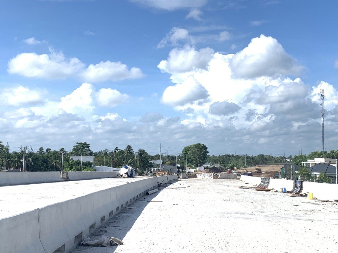 Được biết, ở dự &aacute;n cầu Mỹ Thuận 2, Tập đo&agrave;n Định An đứng đầu li&ecirc;n danh nh&agrave; thầu (Định An - Trung Ch&iacute;nh - Nhạc Sơn) đảm nhiệm g&oacute;i thầu XL04 - Thi c&ocirc;ng cầu dẫn ph&iacute;a Vĩnh Long; đường d&acirc;̃n phía Vĩnh Long đoạn Km107+356 - Km107+740. &ldquo;Tại g&oacute;i thầu XL04, li&ecirc;n danh nh&agrave; thầu đ&atilde; thi c&ocirc;ng xong 14/14 mố trụ, ho&agrave;n th&agrave;nh 13/14 bản mặt cầu. Đối với phần đường dẫn, c&aacute;c nh&agrave; thầu đ&atilde; thi c&ocirc;ng đắp cắt nền đường K95 được hơn 22.000m3, đắp c&aacute;t nền đường K98 đạt 1.000 m3, đang chuẩn bị thi c&ocirc;ng thử lớp cấp phối đ&aacute; dăm. Đến nay, gi&aacute; trị thi c&ocirc;ng của nh&agrave; thầu đạt khoảng 334 tỷ đồng, đạt 90% gi&aacute; trị hợp đồng, tiến độ g&oacute;i thầu đảm bảo theo kế hoạch v&agrave; sẽ ho&agrave;n th&agrave;nh trong th&aacute;ng 12/2022&rdquo;, đại diện Ban QLDA7 đ&aacute;nh gi&aacute;.