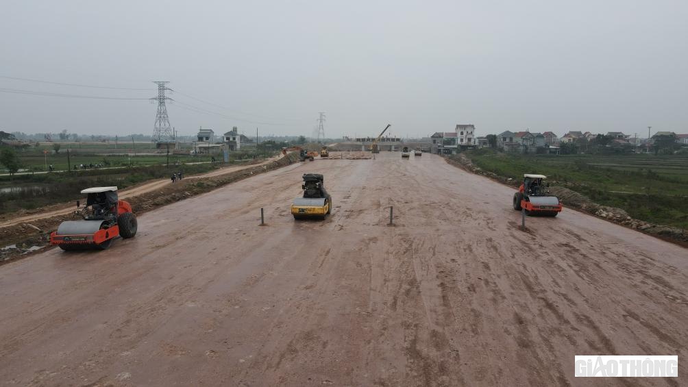 Tr&ecirc;n c&ocirc;ng trường c&aacute;c nh&agrave; thầu đang tập trung cho c&ocirc;ng t&aacute;c đắp nền đạt K95, K98 để chuẩn bị chuyển sang giai đoạn l&agrave;m m&oacute;ng, mặt đường.