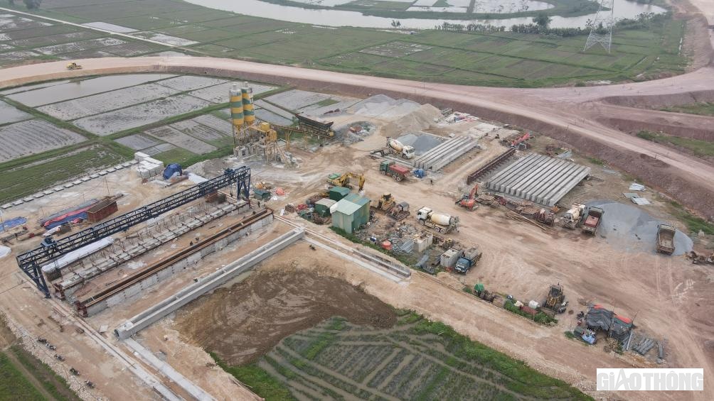 B&atilde;i đ&uacute;c dầm của c&aacute;c nh&agrave; thầu thuộc g&oacute;i thầu XL04 - đoạn cuối tuyến.