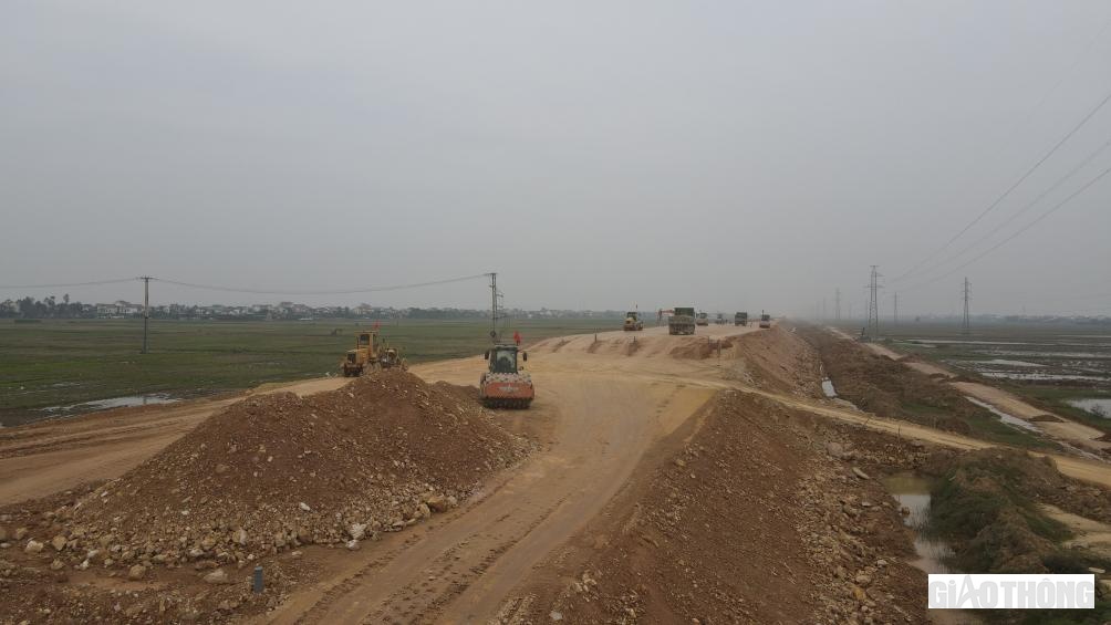 Khắp nơi rộn tiếng xe, tiếng m&aacute;y...