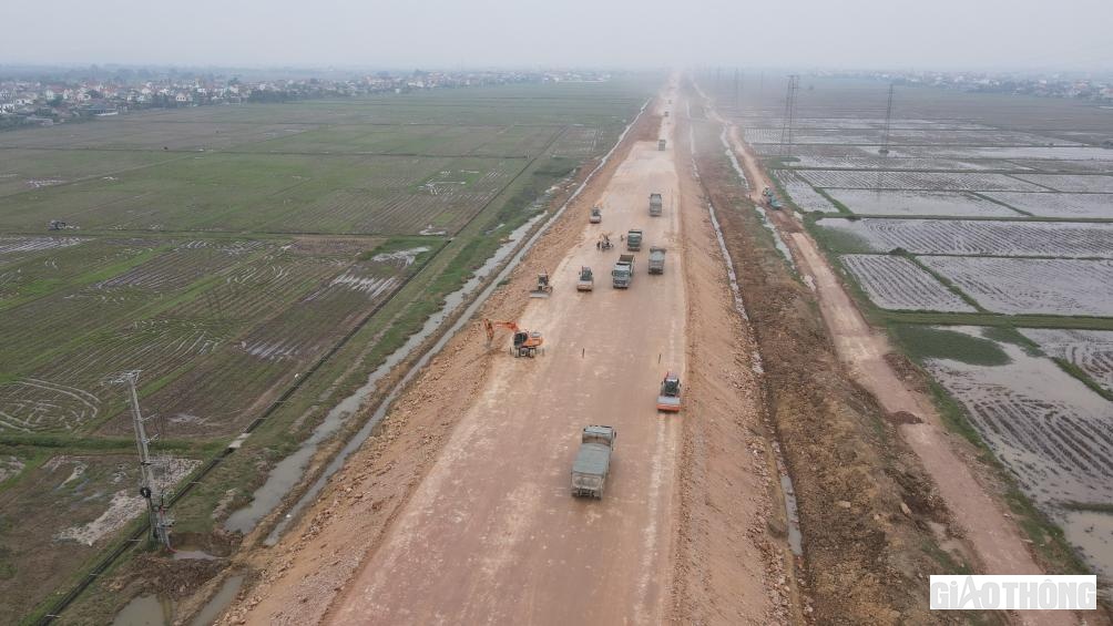 Lượng lớn phương tiện thiết bị được Tập đo&agrave;n Cienco 4 đưa v&agrave;o thi c&ocirc;ng nhằm hiện thực h&oacute;a mục ti&ecirc;u c&aacute;n đ&iacute;ch sớm hơn 1 th&aacute;ng.