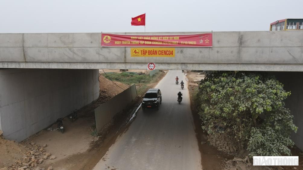 Cờ, băng r&ocirc;n, khẩu hiệu được nh&agrave; thầu căng ở nhiều nơi để thể hiện quyết t&acirc;m, cũng l&agrave; để tạo kh&ocirc;ng kh&iacute; thi đua cho c&aacute;c kỹ sư, c&ocirc;ng nh&acirc;n tr&ecirc;n c&ocirc;ng trường.