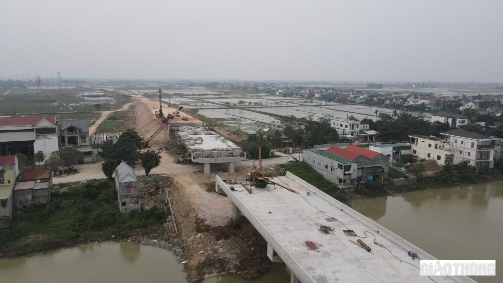 Nh&agrave; thầu đưa qu&acirc;n về "chi viện" cho c&aacute;c c&acirc;y cầu kh&aacute;c tr&ecirc;n tuyến.