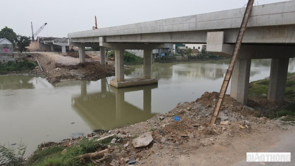 Cầu Gia Hội - từng l&agrave; cầu gặp kh&oacute; do vướng GPMB, đến nay đ&atilde; g&aacute;c xong 5 nhịp dầm.