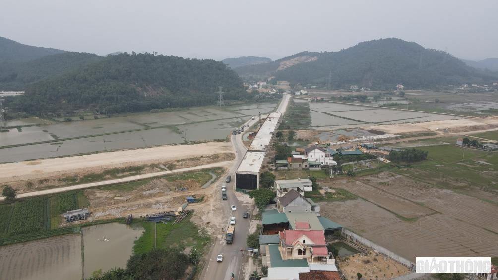 V&igrave; vướng c&aacute;c hộ d&acirc;n thuộc x&atilde; Diễn Y&ecirc;n, Diễn Đo&agrave;i, n&ecirc;n cầu vượt QL48, nh&agrave; thầu Vinaconex thi c&ocirc;ng xong mố trụ v&agrave; g&aacute;c xong dầm từ v&agrave;i th&aacute;ng trước, đ&agrave;nh r&uacute;t qu&acirc;n v&igrave; kh&ocirc;ng c&oacute; c&ocirc;ng địa l&agrave;m đường dẫn v&agrave; tường chắn.