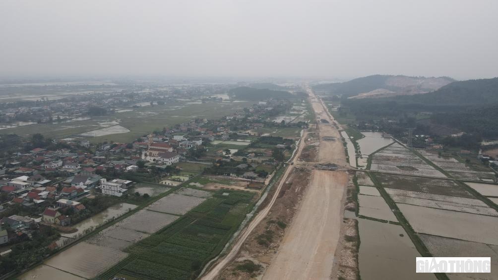 Tuyến đường ven theo khu d&acirc;n cư rồi xuy&ecirc;n sang đất huyện Quỳnh Lưu.