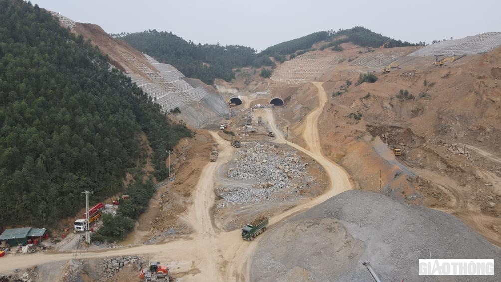 M&aacute;y m&oacute;c thiết bị, vật tư vật liệu kh&ocirc;ng ngừng được đưa tới c&ocirc;ng trường.