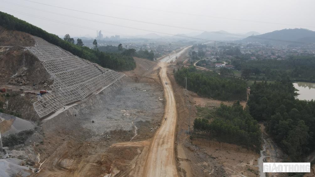 Từ cửa hầm ph&iacute;a Nam, ph&oacute;ng tầm mắt l&agrave; tuyến cao tốc đi hết địa b&agrave;n Tx Ho&agrave;ng Mai (tỉnh Nghệ An).