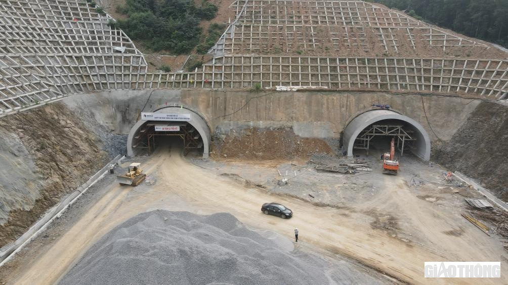 Ở hạng mục thi c&ocirc;ng 2 ống hầm Trường Vinh, li&ecirc;n danh Tập đo&agrave;n Sơn Hải v&agrave; Tập đo&agrave;n Đ&egrave;o Cả đang thi c&ocirc;ng chống thấm m&aacute;i hầm, đổ b&ecirc; t&ocirc;ng vỏ hầm v&agrave; gia cố m&aacute;i ta tuy.