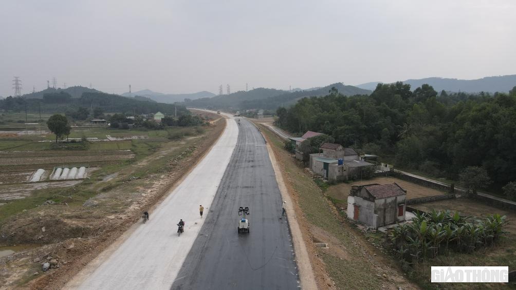 G&oacute;i thầu XL01 l&agrave; điểm s&aacute;ng nhất của dự &aacute;n, khi m&agrave; c&aacute;c nh&agrave; thầu đều đ&atilde; thi c&ocirc;ng vượt gi&aacute; trị sản lượng. Ri&ecirc;ng đoạn đầu tuyến do Tập đo&agrave;n Sơn Hải thi c&ocirc;ng đ&atilde; tiến h&agrave;nh thảm b&ecirc; t&ocirc;ng nhựa lớp 1 được 2,2km.