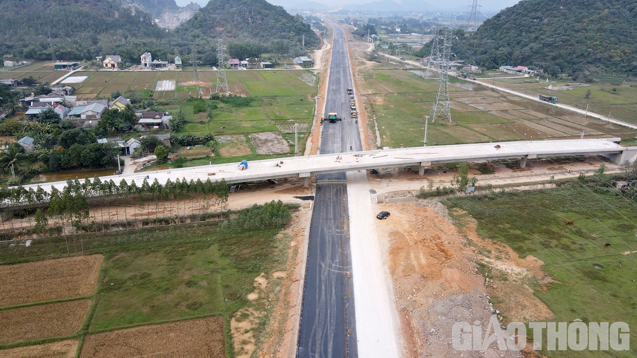 Dự &aacute;n cao tốc Bắc - Nam đoạn Nghi Sơn - Diễn Ch&acirc;u c&oacute; tổng chiều d&agrave;i 50km qua địa phận 2 tỉnh Thanh H&oacute;a (6,5km) v&agrave; tỉnh Nghệ An (43,5km) với tổng mức đầu tư gần 7.300 tỷ đồng. Qua hơn 1 năm thi c&ocirc;ng, đến nay tuyến ch&iacute;nh của dự &aacute;n đ&atilde; cơ bản th&ocirc;ng suốt.