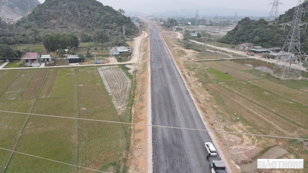 C&oacute; lẽ, ch&iacute;nh những sự tỉ mẩn, đảm bảo chất lượng từ những c&ocirc;ng đoạn nhỏ nhất đ&atilde; gi&uacute;p cho Tập đo&agrave;n Sơn Hải tự tin gửi văn bản xin Bộ GTVT cam kết bảo h&agrave;nh chất lượng đường tới 10 năm.