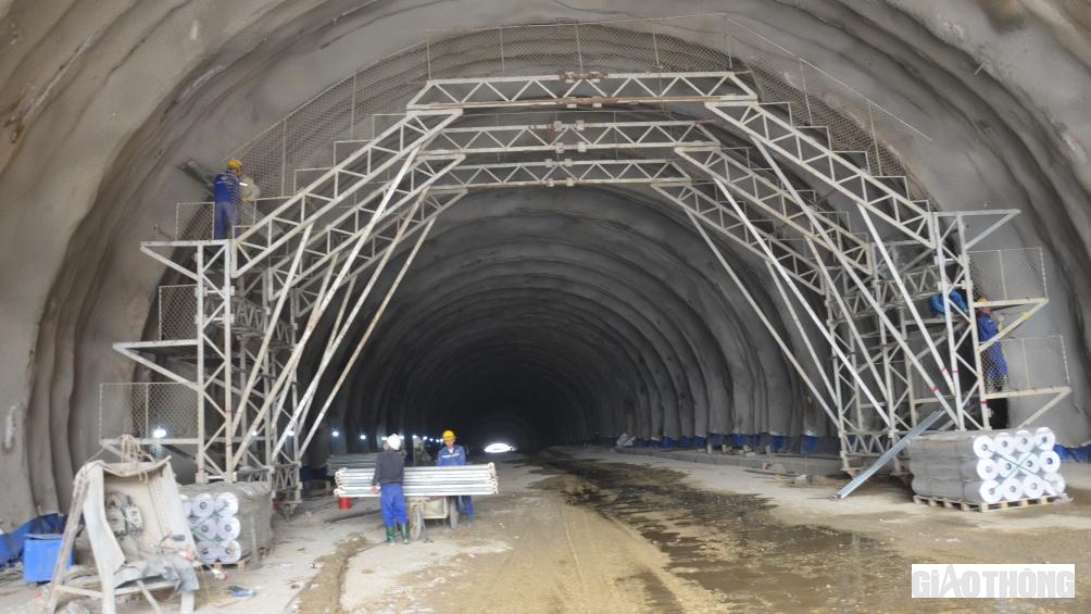 D&ugrave; hầm đ&atilde; th&ocirc;ng, nhưng khối lượng c&ocirc;ng việc vẫn c&ograve;n rất lớn. C&aacute;c nh&agrave; thầu vẫn kh&ocirc;ng ngừng thể hiện nỗ lực, quyết t&acirc;m khi cam kết sẽ ho&agrave;n th&agrave;nh hầm sớm hơn dự kiến từ 2 - 3 th&aacute;ng.