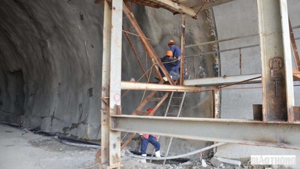 Hệ đ&agrave; th&eacute;p định h&igrave;nh theo kiểu ray trượt, đang được lắp đặt để chuẩn bị cho c&ocirc;ng đoạn đổ b&ecirc; t&ocirc;ng m&aacute;i hầm.